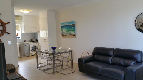 Acaill Accommodation Esplanade Living Self Check-In Self Check-Out - Accommodation in Surfers Paradise 2