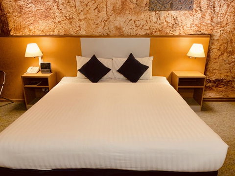 Desert Cave Hotel - Accommodation in Surfers Paradise 1