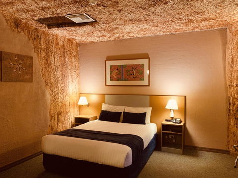 Desert Cave Hotel - Accommodation in Surfers Paradise 12