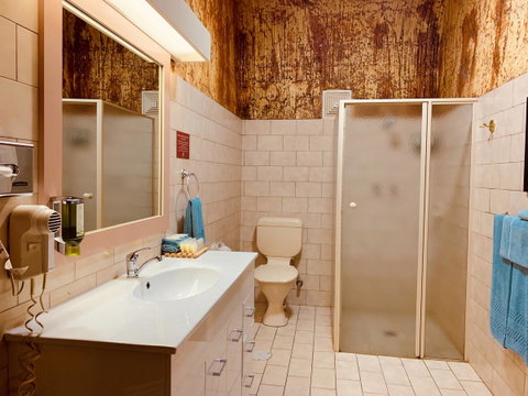 Desert Cave Hotel - Accommodation in Surfers Paradise 5