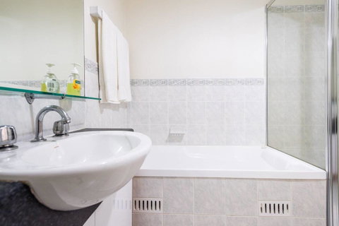 Executive 3 Bedroom Apartment + Internet + Parking - Accommodation in Surfers Paradise 18