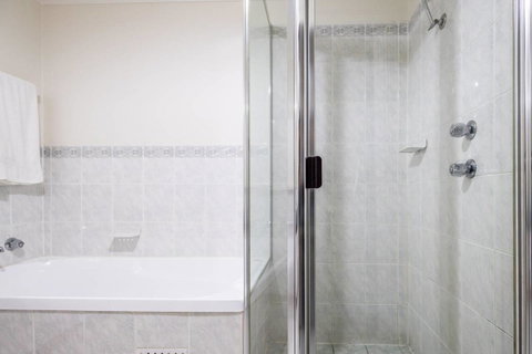 Executive 3 Bedroom Apartment + Internet + Parking - Accommodation in Surfers Paradise 39