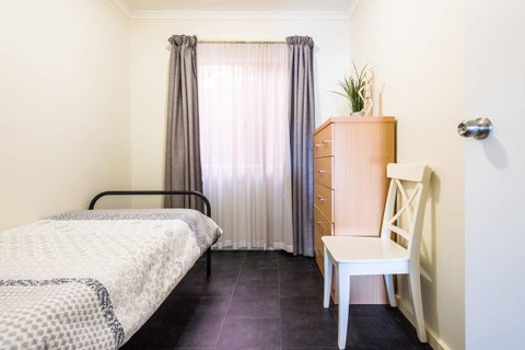 Executive 3 Bedroom Apartment + Internet + Parking - Accommodation in Surfers Paradise 15