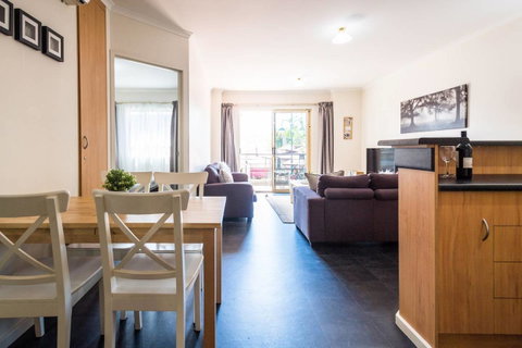 Executive 3 Bedroom Apartment + Internet + Parking - Accommodation in Surfers Paradise 21