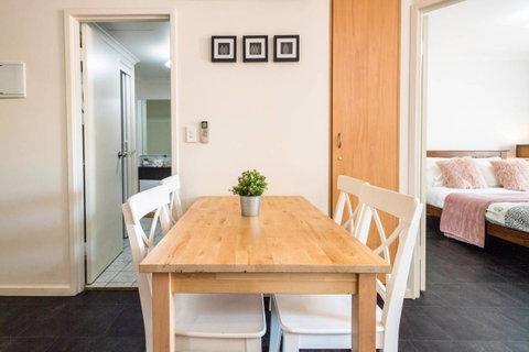 Executive 3 Bedroom Apartment + Internet + Parking - Accommodation in Surfers Paradise 13