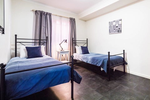 Executive 3 Bedroom Apartment + Internet + Parking - Accommodation in Surfers Paradise 16