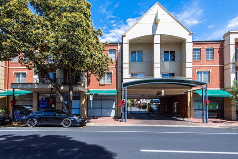 Executive 3 Bedroom Apartment + Internet + Parking - Accommodation in Surfers Paradise 23