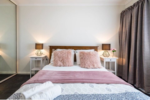 Executive 3 Bedroom Apartment + Internet + Parking - Accommodation in Surfers Paradise 1