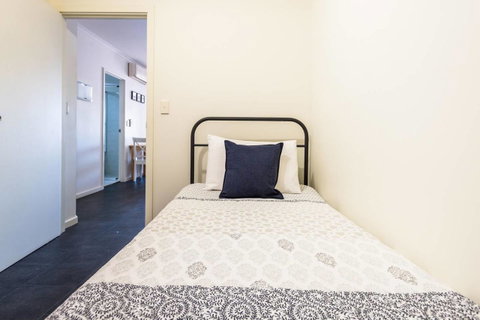 Executive 3 Bedroom Apartment + Internet + Parking - Accommodation in Surfers Paradise 34