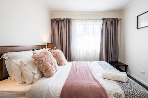 Executive 3 Bedroom Apartment + Internet + Parking - Accommodation in Surfers Paradise 4