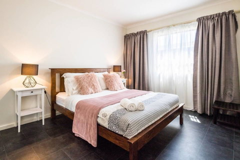 Executive 3 Bedroom Apartment + Internet + Parking - Accommodation in Surfers Paradise 9