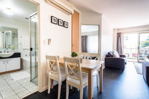 Executive 3 Bedroom Apartment + Internet + Parking - Accommodation in Surfers Paradise 38