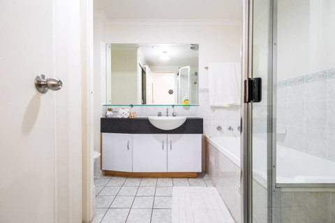 Executive 3 Bedroom Apartment + Internet + Parking - Accommodation in Surfers Paradise 25