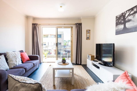 Executive 3 Bedroom Apartment + Internet + Parking - Accommodation in Surfers Paradise 2