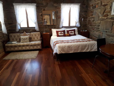 1860 Wine Country Cottages - Accommodation in Surfers Paradise 1