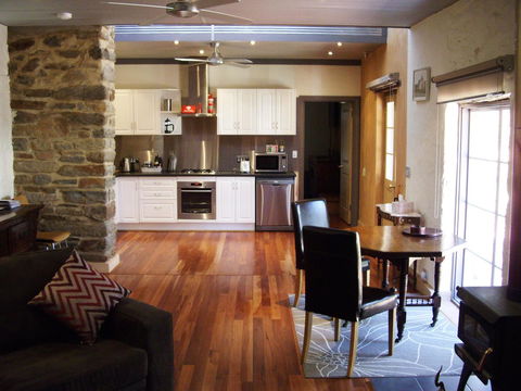 1860 Wine Country Cottages - Accommodation in Surfers Paradise 2