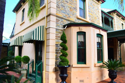 Grand Bluestone Mansion - Accommodation in Surfers Paradise 25