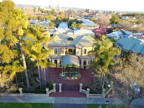 Grand Bluestone Mansion - Accommodation in Surfers Paradise 1