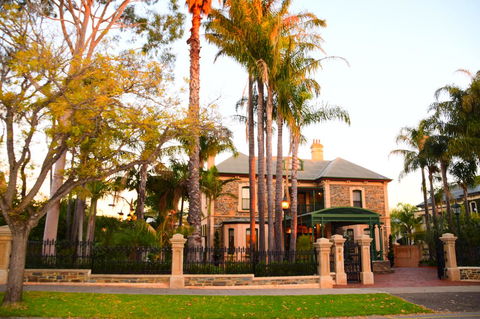 Grand Bluestone Mansion - Accommodation in Surfers Paradise 0