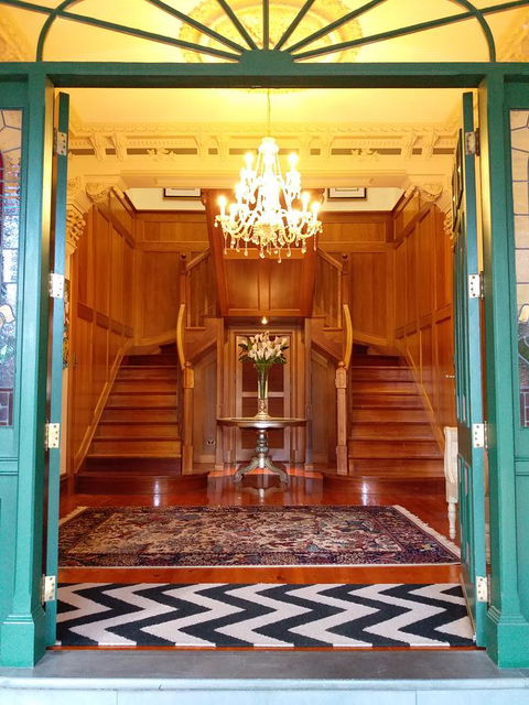 Grand Bluestone Mansion - Accommodation in Surfers Paradise 2
