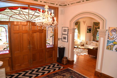 Grand Bluestone Mansion - Accommodation in Surfers Paradise 3