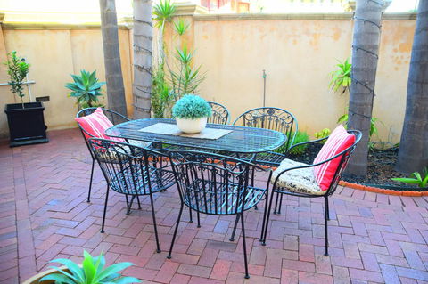 Grand Bluestone Mansion - Accommodation in Surfers Paradise 17