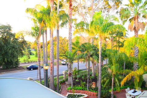 Grand Bluestone Mansion - Accommodation in Surfers Paradise 23