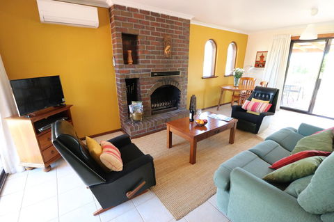 Linger Longer Vineyard - Accommodation in Surfers Paradise 2