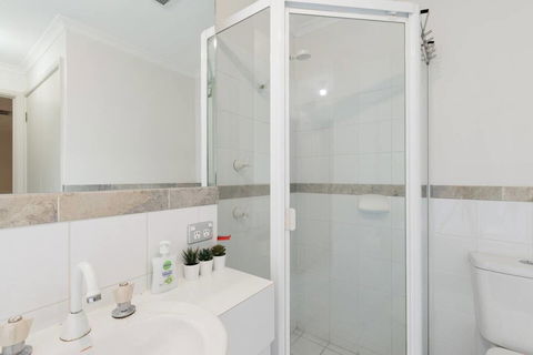 One Bedroom In Adelaideâ€™s East End FREE WIFI*Netflix*Parking - Accommodation in Surfers Paradise 10