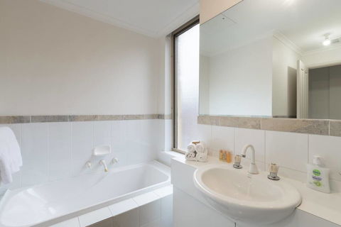 One Bedroom In Adelaideâ€™s East End FREE WIFI*Netflix*Parking - Accommodation in Surfers Paradise 11