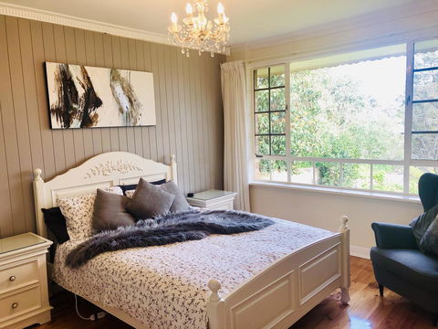 Stunning House With Beautiful Entertainment Area!! - Accommodation in Surfers Paradise 2