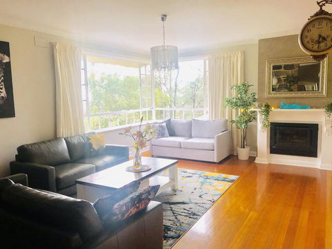 Stunning House With Beautiful Entertainment Area!! - Accommodation in Surfers Paradise 1