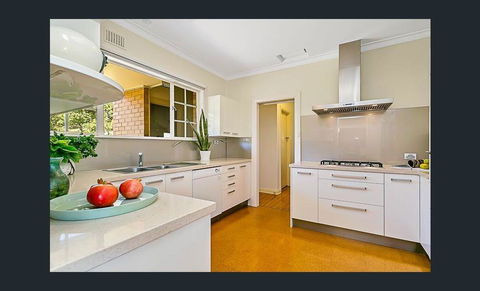 Stunning House With Beautiful Entertainment Area!! - Accommodation in Surfers Paradise 9