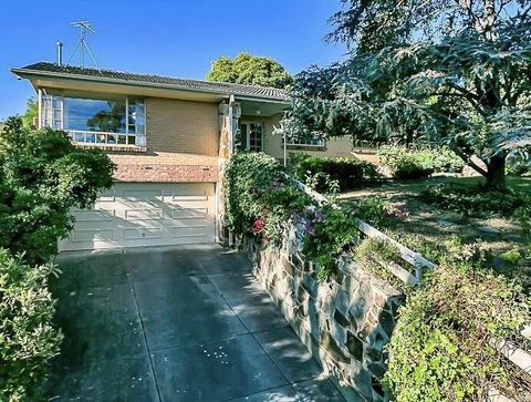 Stunning House With Beautiful Entertainment Area!! - Accommodation in Surfers Paradise 18