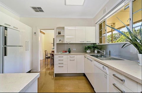Stunning House With Beautiful Entertainment Area!! - Accommodation in Surfers Paradise 10