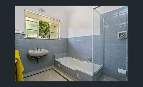 Stunning House With Beautiful Entertainment Area!! - Accommodation in Surfers Paradise 11