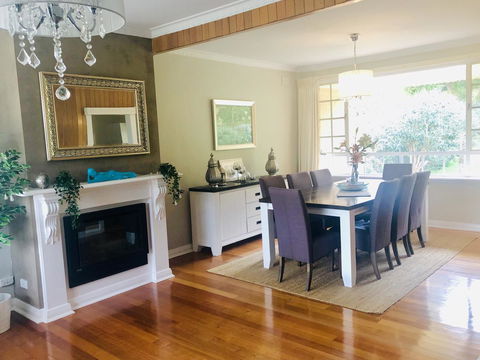 Stunning House With Beautiful Entertainment Area!! - Accommodation in Surfers Paradise 4