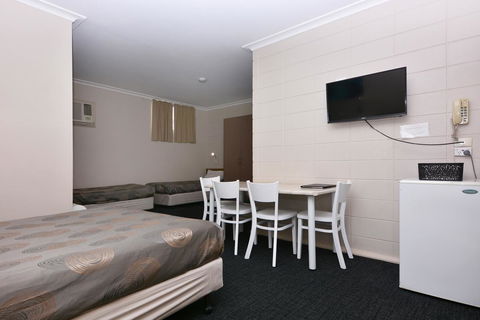Motel Poinsettia - Accommodation in Surfers Paradise 24