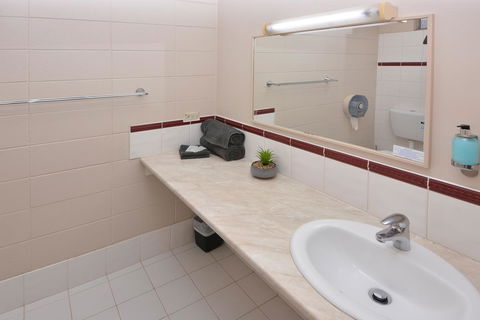 Motel Poinsettia - Accommodation in Surfers Paradise 11