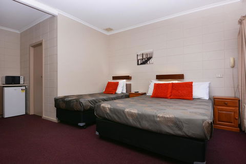 Motel Poinsettia - Accommodation in Surfers Paradise 4