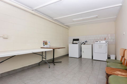 Motel Poinsettia - Accommodation in Surfers Paradise 8