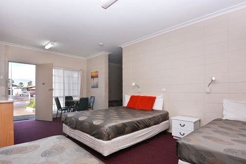 Motel Poinsettia - Accommodation in Surfers Paradise 21