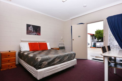 Motel Poinsettia - Accommodation in Surfers Paradise 3