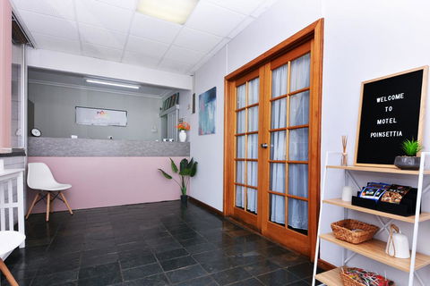 Motel Poinsettia - Accommodation in Surfers Paradise 1