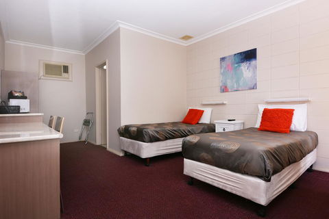 Motel Poinsettia - Accommodation in Surfers Paradise 5