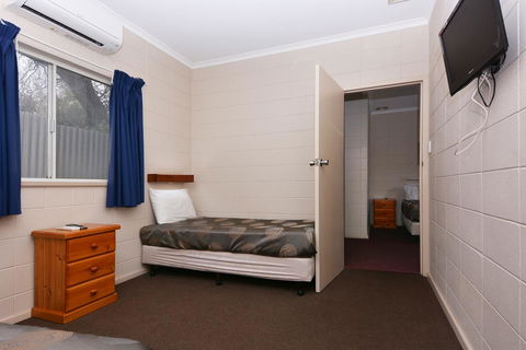 Motel Poinsettia - Accommodation in Surfers Paradise 17