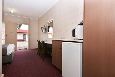 Motel Poinsettia - Accommodation in Surfers Paradise 27