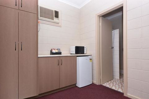 Motel Poinsettia - Accommodation in Surfers Paradise 19
