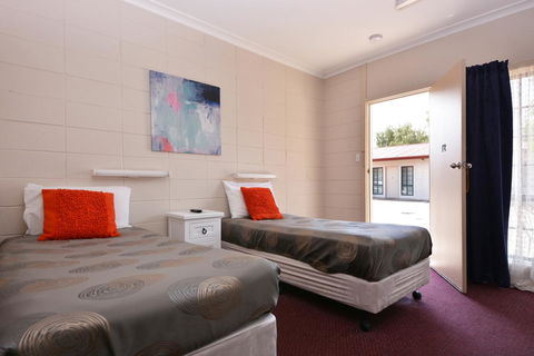 Motel Poinsettia - Accommodation in Surfers Paradise 30