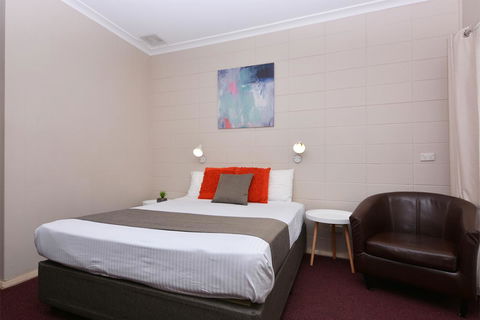 Motel Poinsettia - Accommodation in Surfers Paradise 0